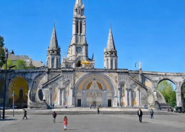 Panorama Du Sanctuaire 400 Metres De La Grotte 3 8 Personnes Parking Ferme Gratuit Λούρδη